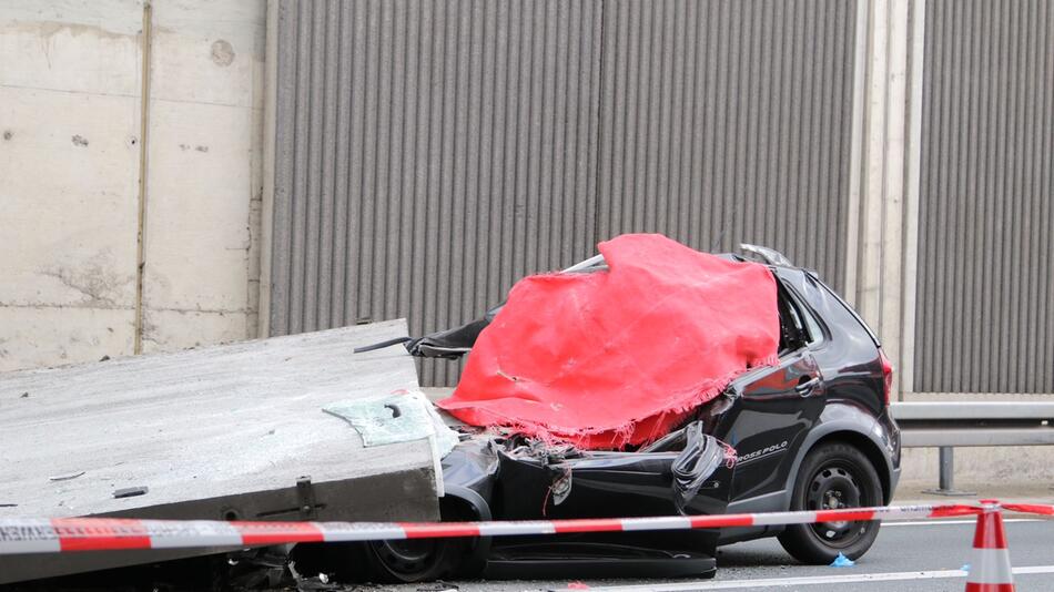 Betonteil stürzt auf Autobahn auf Wagen - Fahrerin tot