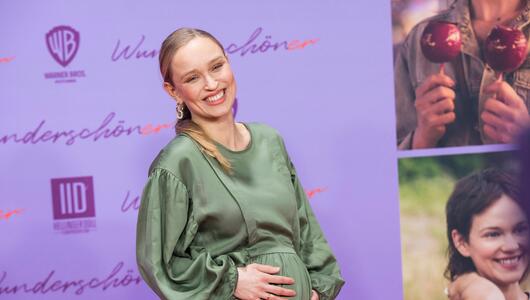 Caro Cult hochschwanger auf dem roten Teppich