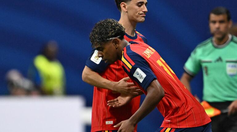 Lamine Yamal wird eingewechselt.