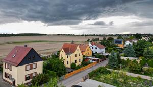 Regenfront zieht über ein Wohngebiet