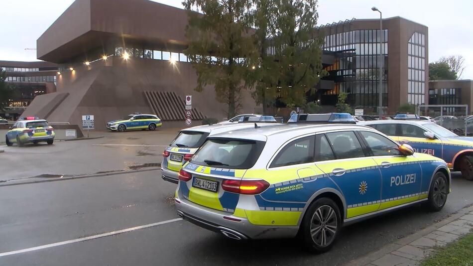 Polizeiauto vor bedrohter Schule