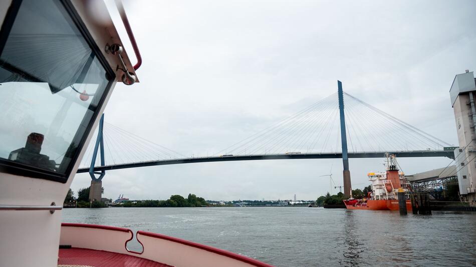 Die Köhlbrandbrücke im Hamburger Hafen