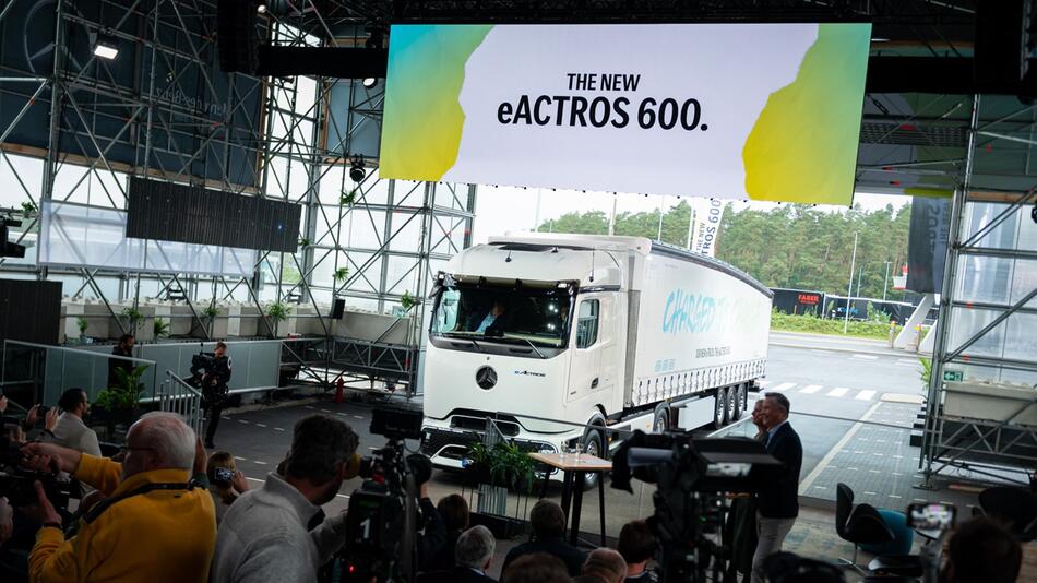 Daimler Truck stellt batterieelektrischen Fernverkehrs-Lkw vor