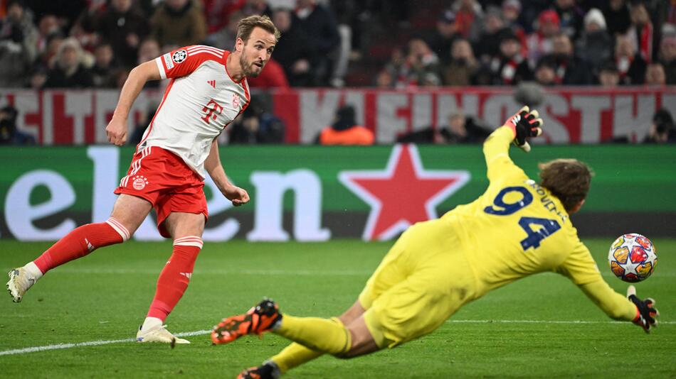 Bayern Münchens Torjäger Harry Kane trifft gegen Lazio Rom und Ivan Provedel zum 3:0-Endstand