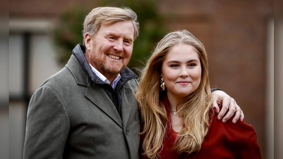 König Willem-Alexander nimmt seine Erstgeborene, Kronprinzessin Catharina-Amalia, bei der Hand.