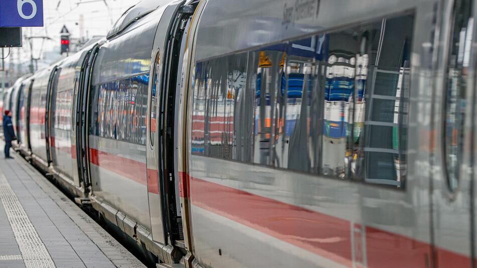 Ein ICE am Hauptbahnhof in Würzburg