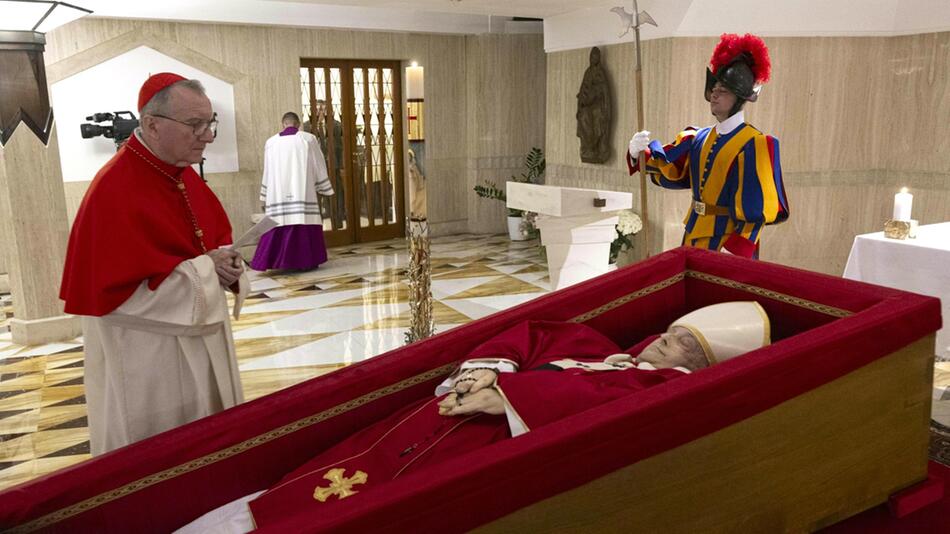 Franziskus aufgebahrt im Petersdom