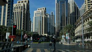 Verlassene Straße in der Innenstadt von Dubai