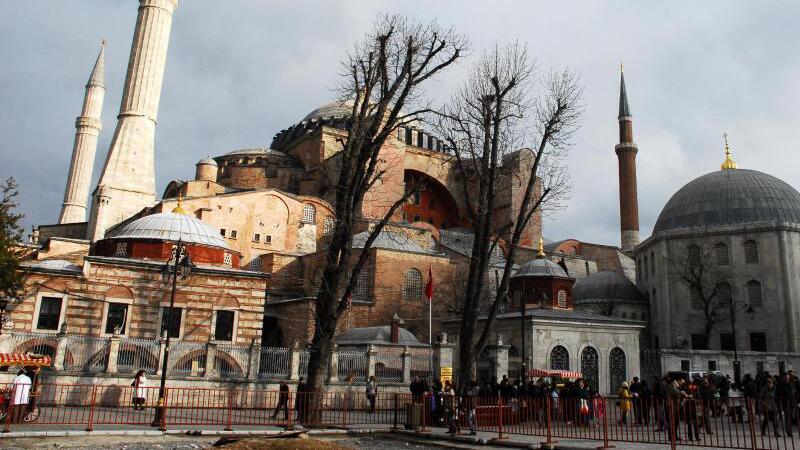 Dunkle Wolken über der Hagia Sophia