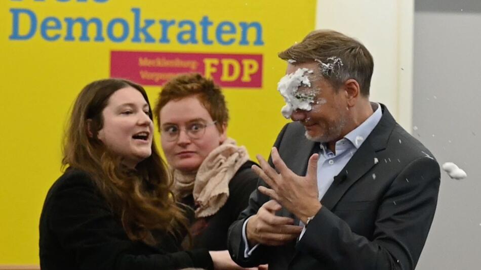 Lindner bei Auftritt mit Schaum beworfen