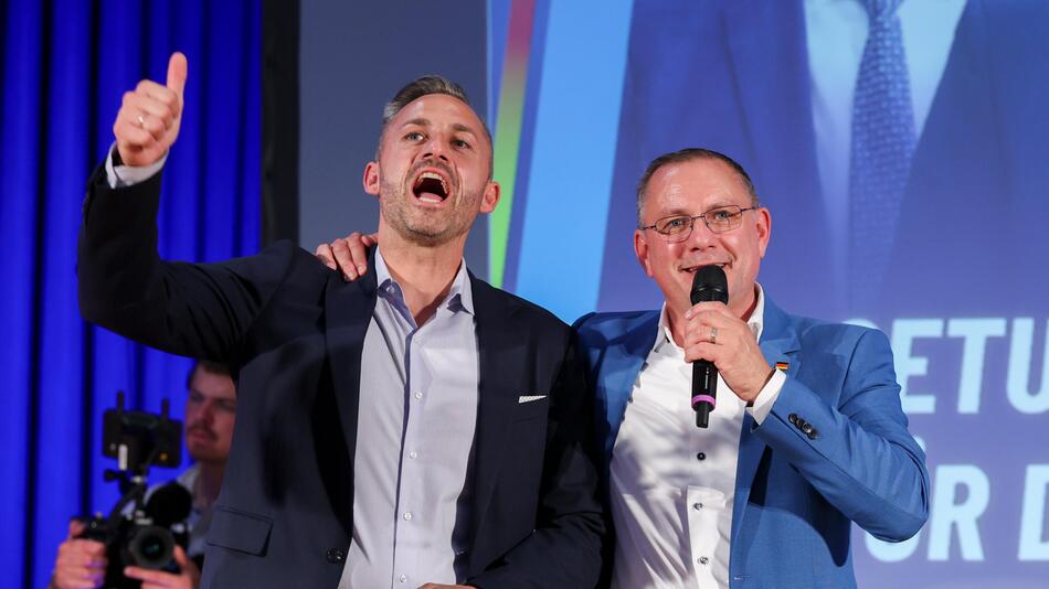 Chrupalla und Siegmund singen DDR-Hymne mit – und lösen Kontroverse aus