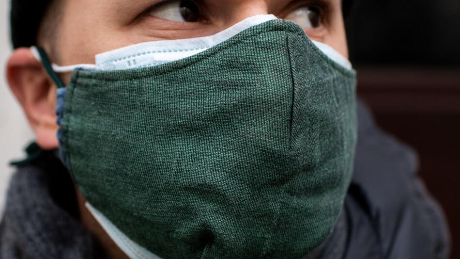 Drüberziehen: Wie Alltagsmasken den Schutz von OP-Masken erhöhen
