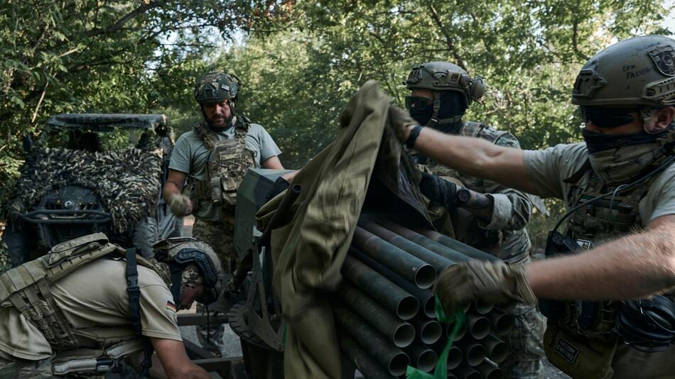 Ukrainische Soldaten an der Frontlinie in der Nähe von Bachmut.