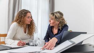 Zwei Frauen erledigen eine Stuererklärung