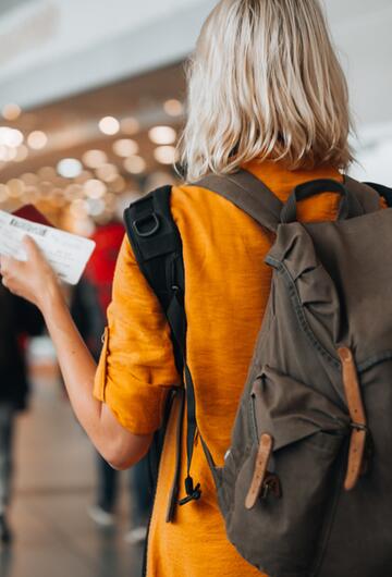 Junge Frau am Flughafen.