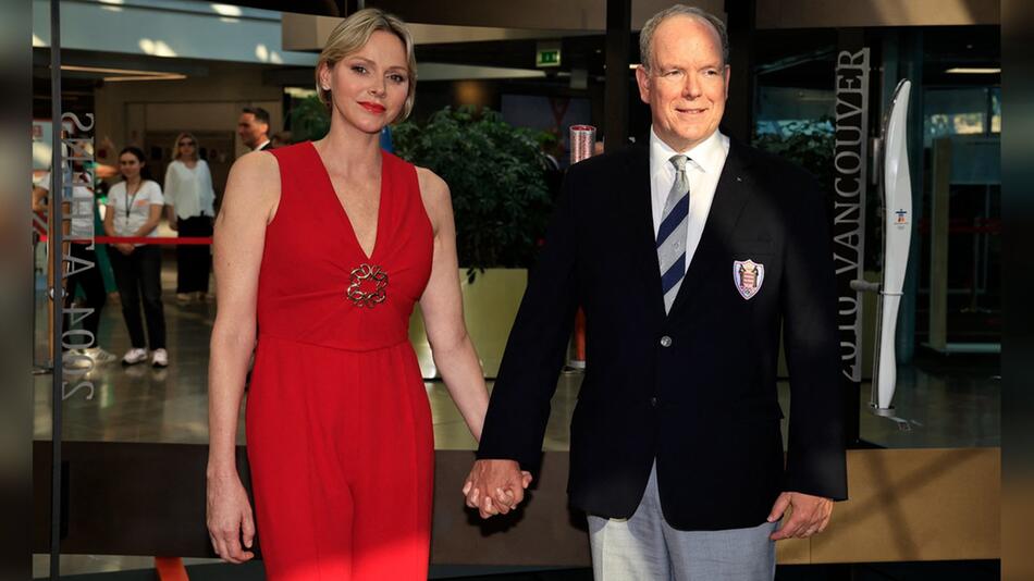 Fürstin Charlène und Fürst Albert II. kamen händchenhaltend zu einer Veranstaltung in Monaco.