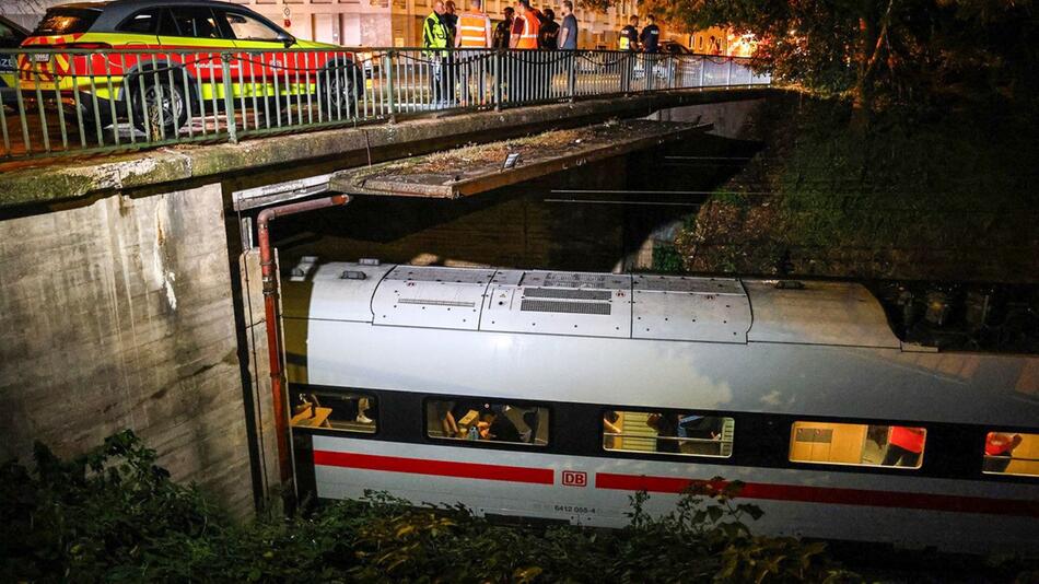 Fahrgäste sitzen Stunden in ICE fest
