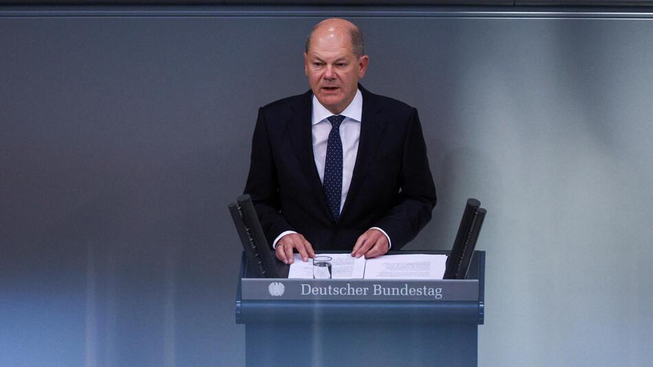 Bundeskanzler Olaf Scholz gibt im Deutschen Bundestag eine Regierungserklärung ab.