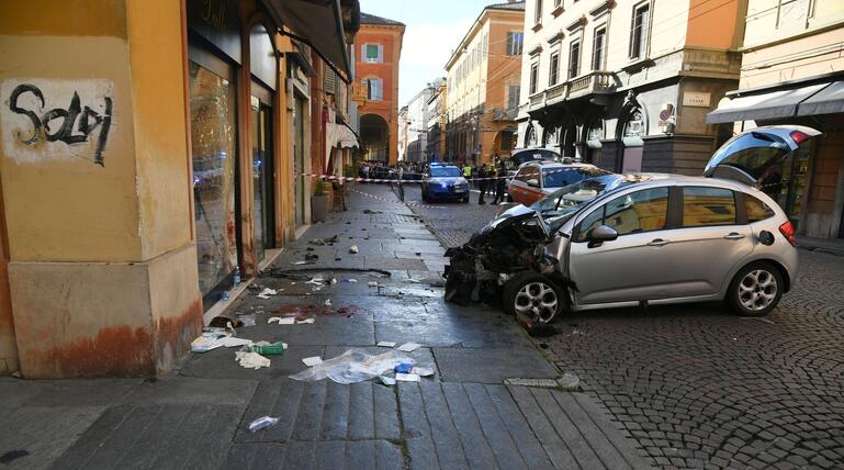 Auto fährt in Modena in Menschenmenge