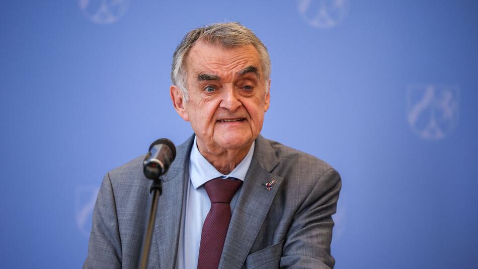 Herbert Reul stürzt im Polizeipräsidium – und bricht sich die Hüfte
