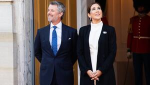 König Frederik X. und Königin Mary von Dänemark im Oktober 2025 vor dem Schloss Amalienborg in ...