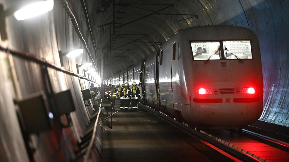 Simuliertes Zugunglück in Tunnel: Rettungsübung scheitert auf ganzer Linie