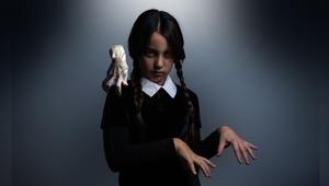 Weißer Hemdkragen, schwarzes Kleid und zwei Zöpfe: Ein Wednesday-Addams-Kostüm ist schnell gemacht.