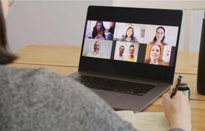 Freunde spielen gemeinsam ein Pubquiz. 