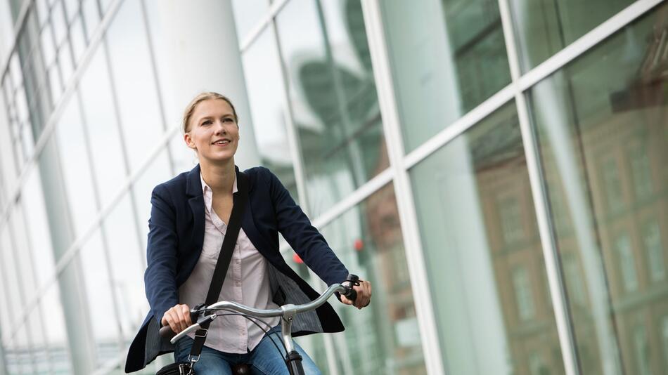 Eine Frau fährt Fahrrad