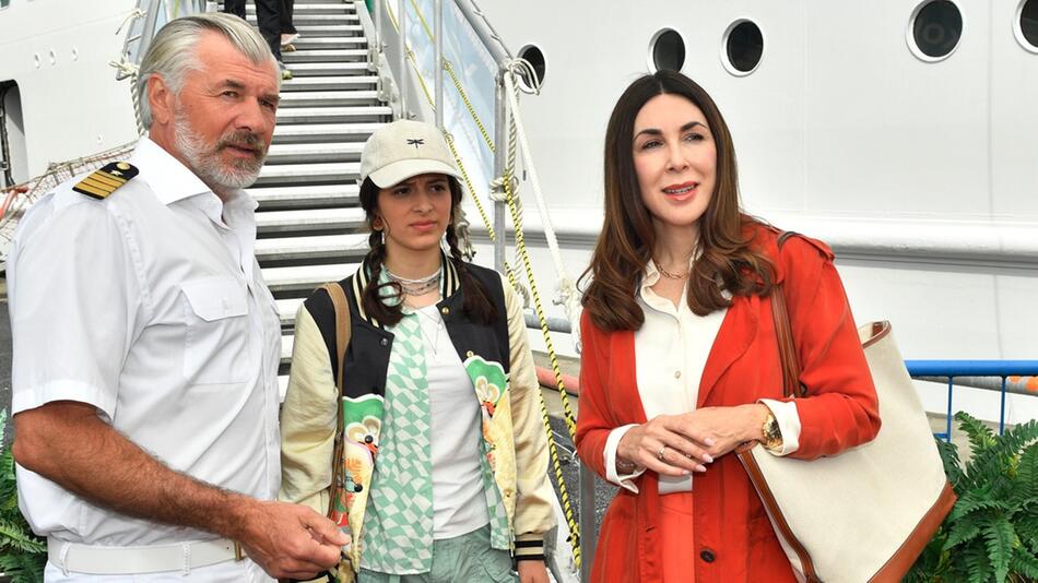 "Das Traumschiff: Miami": Lena Grimm (Mia Kasalo) hat nach einem Streit mit ihrer Mutter Julia ...
