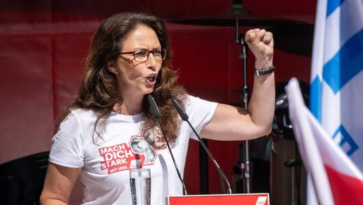 DGB-Chefin Yasmin Fahimi bei der Maikundgebung in Chemnitz. 