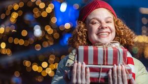 Grinsende junge Frau mit Geschenken. 