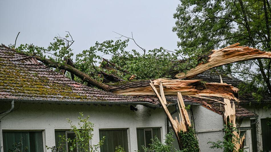 Schwere Unwetter treffen Teile Deutschlands – Dächer in Singen abgedeckt