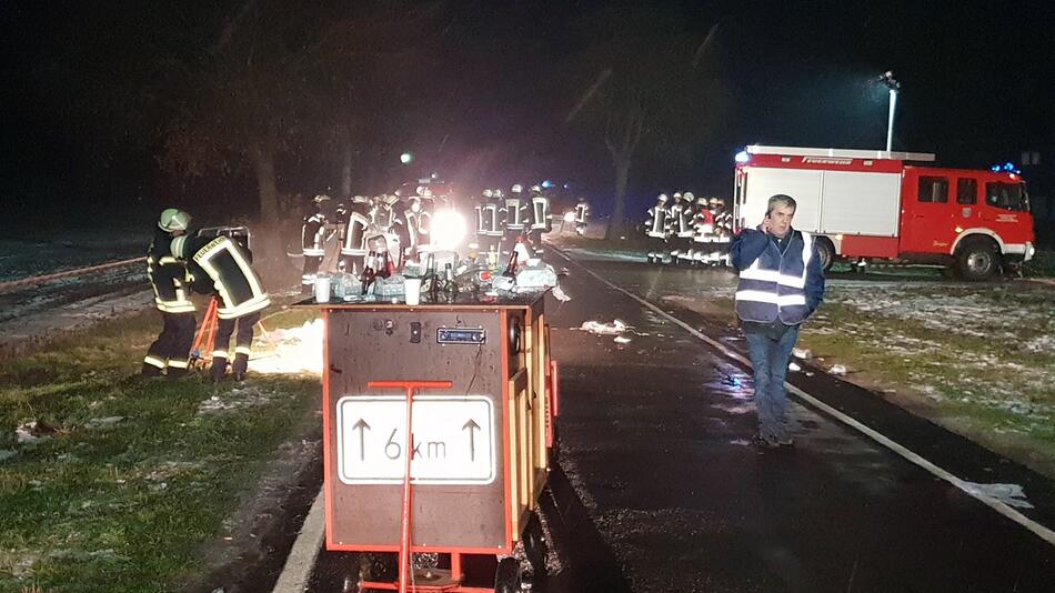 Auto fährt in Menschengruppe