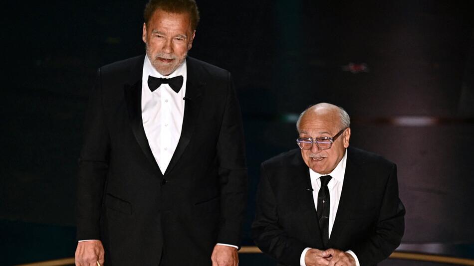 Arnold Schwarzenegger und Danny DeVito gemeinsam auf der Bühne der 96. Oscarverleihung.