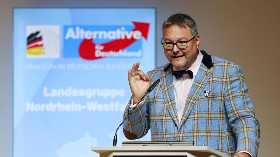 Stefan Keuter (AfD) spricht beim "Bürgerdialog" der AfD in Essen.