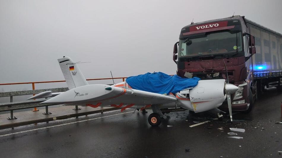 Notlandung auf Autobahnbrücke: Pilot nur leicht verletzt