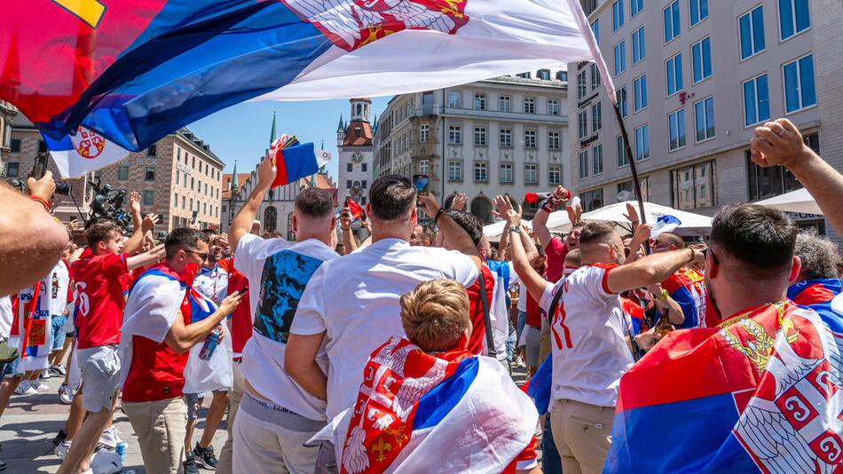 Serbische Fans am Dienstagnachmittag auf dem Münchner Marienplatz.