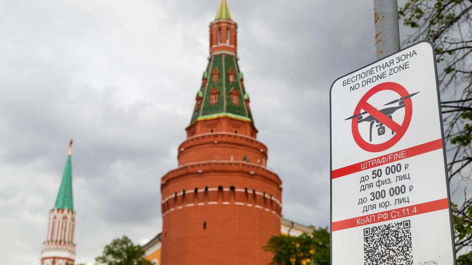 Der Kreml und ein Hinweisschild für das Verbot von Drohnen.