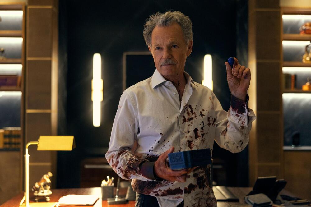 Roderick Usher (Bruce Greenwood)