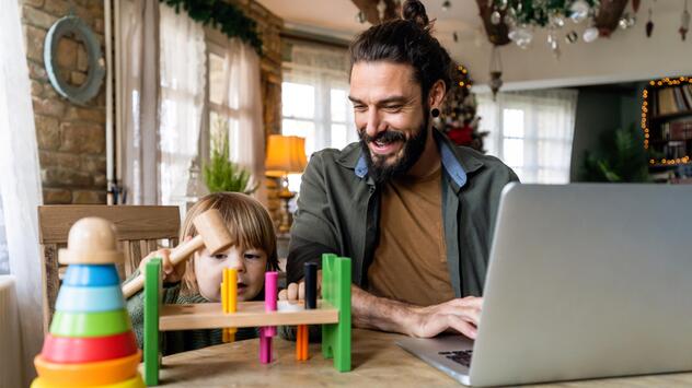 Papa arbeitet im Homeoffice