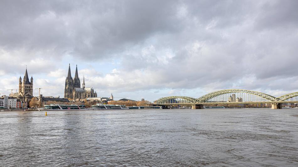 Rhein und Skyline von Köln