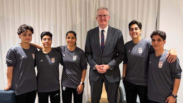 Australiens Innenminister Tony Burke mit den fünf iranischen Fußballerinnen