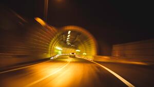 Bild eines Tunnels. Die Ansicht verschwommen ist, als w&Atilde;&curren;re der Fahrer des Autos schnell unterwegs.