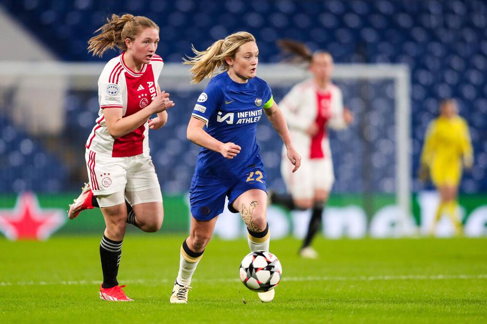 Chelseas Erin Cuthbert entwischt in der Champions League Ajax-Spielerin Jonna van de Velde