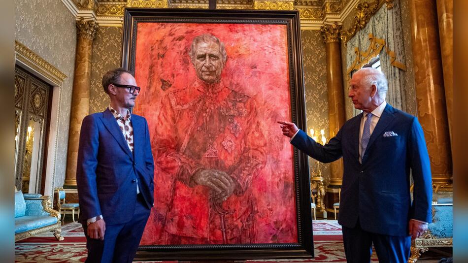 König Charles III. bei der Enthüllung seines Porträts des Künstlers Jonathan Yeo (l.).