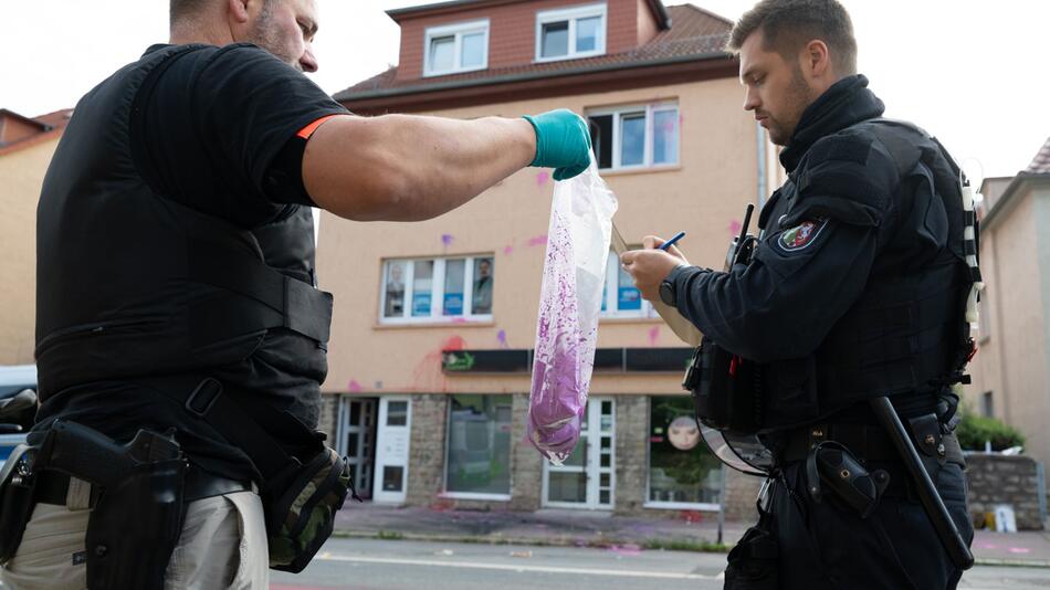 Angriff auf AfD-Bürgerbüro und Polizisten