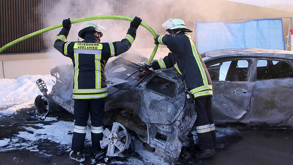 A8: Vollsperrung und Löscharbeiten nach Unfall