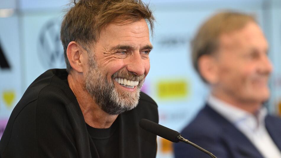 Klopp legt als Bundestrainer los: "Einmal feucht durchwischen"