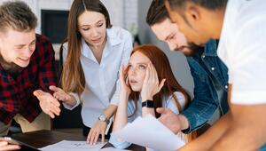 Junge gestresste Frau, von der viele Menschen gleichzeitig etwas wollen.
